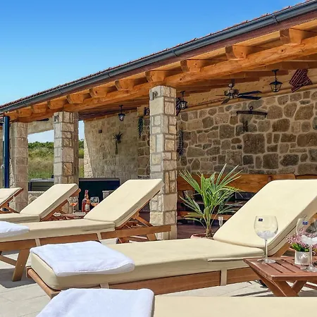 Dom wakacyjny Lovely Home In Ruzic With Sauna