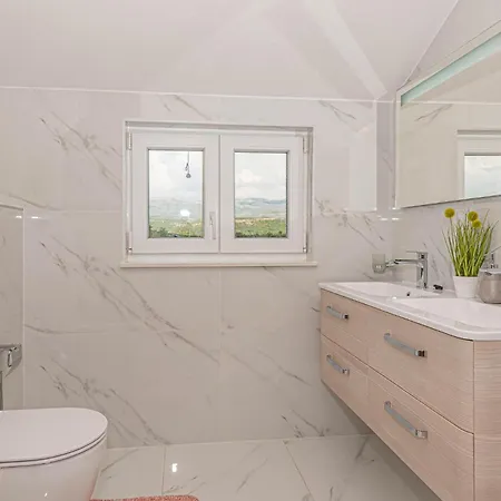 Awesome In With Jacuzzi *