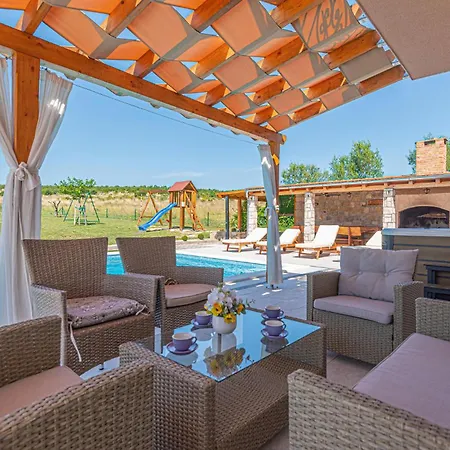 Dom wakacyjny Lovely Home In Ruzic With Sauna