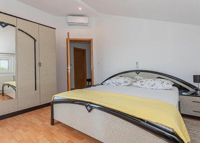 Holiday home Awesome In With Jacuzzi *