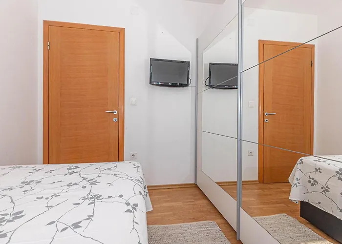 Holiday home Awesome In With Jacuzzi